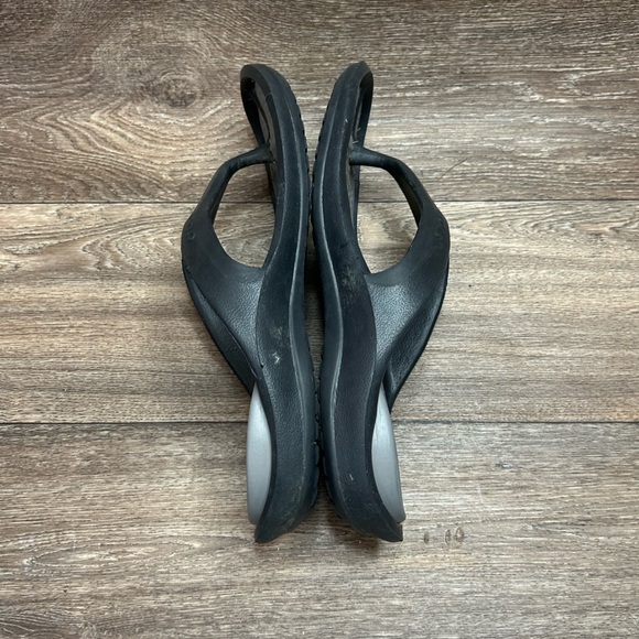 Crocs Flip Flops Men's 12 Black Gray Thong Sandals Pool Beach Casual Comfort - Picture 5 of 11